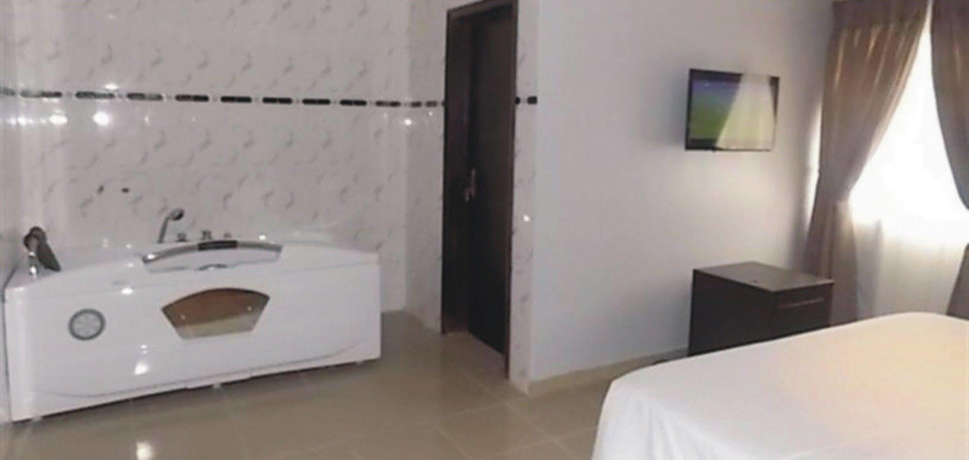 Crown Cottage Hotel Ikeja Exterior foto