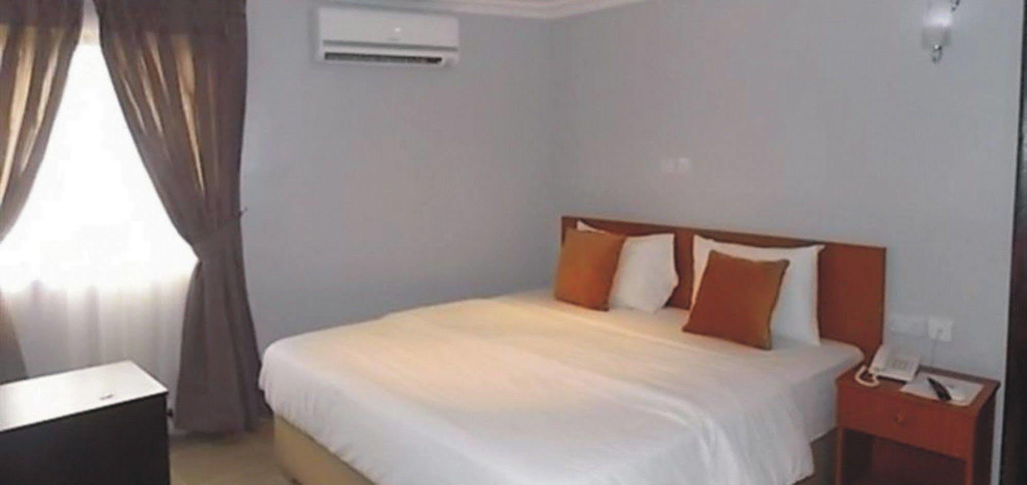 Crown Cottage Hotel Ikeja Exterior foto