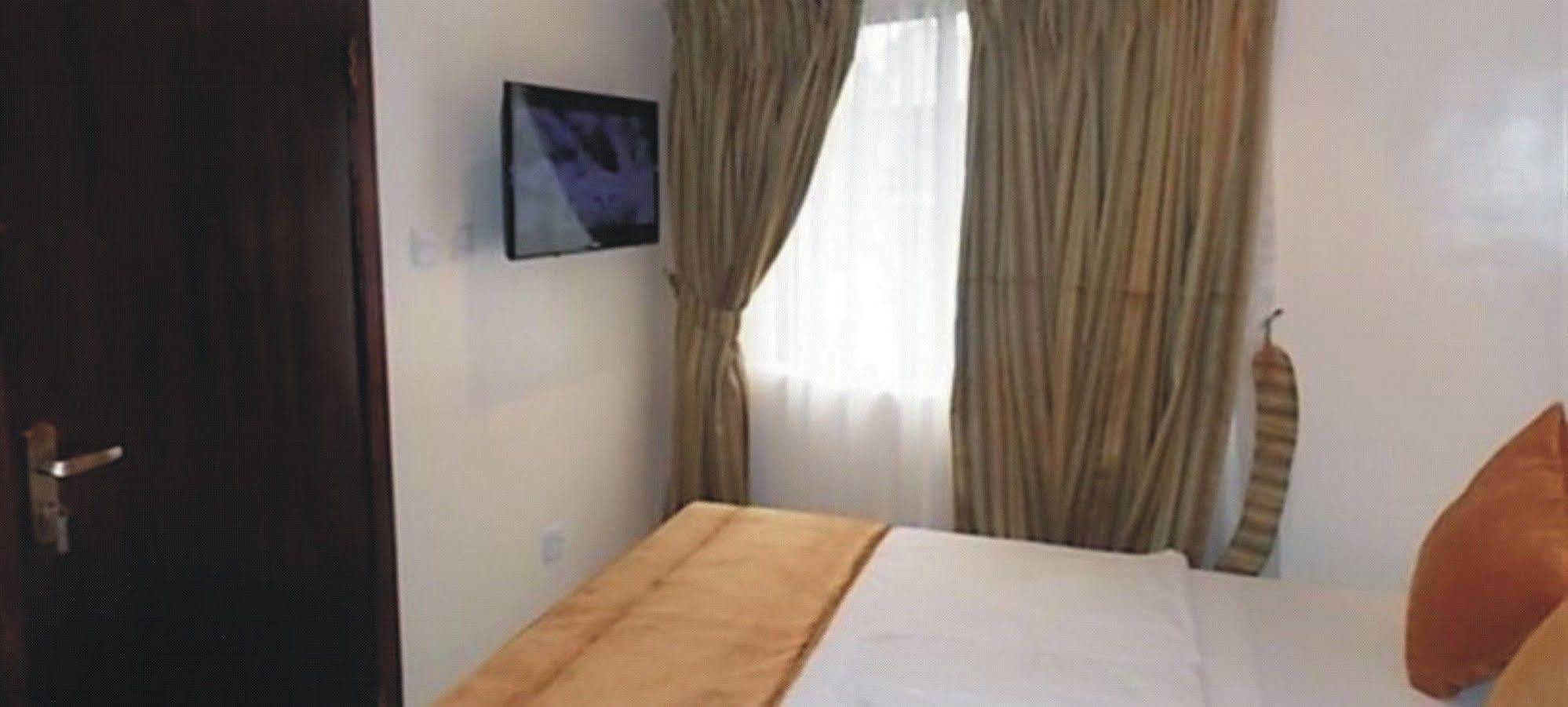 Crown Cottage Hotel Ikeja Exterior foto